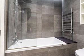Combined shower/bathtub, hair dryer, towels