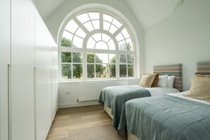 2 bedrooms, iron/ironing board, internet