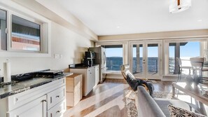 Private kitchen - 10 Mile Point Starboard Suite (Victoria)