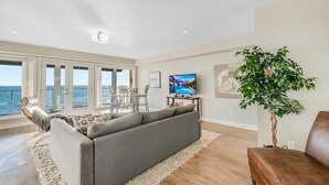 Living room - 10 Mile Point Starboard Suite (Victoria)
