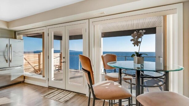 Dining - 10 Mile Point Starboard Suite (Victoria)
