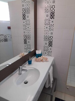 Basic Studio | Bathroom | Free toiletries, hair dryer, towels - Kaz ananas passion (Saint-François)