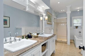 Badewanne, Haartrockner, Handtücher
