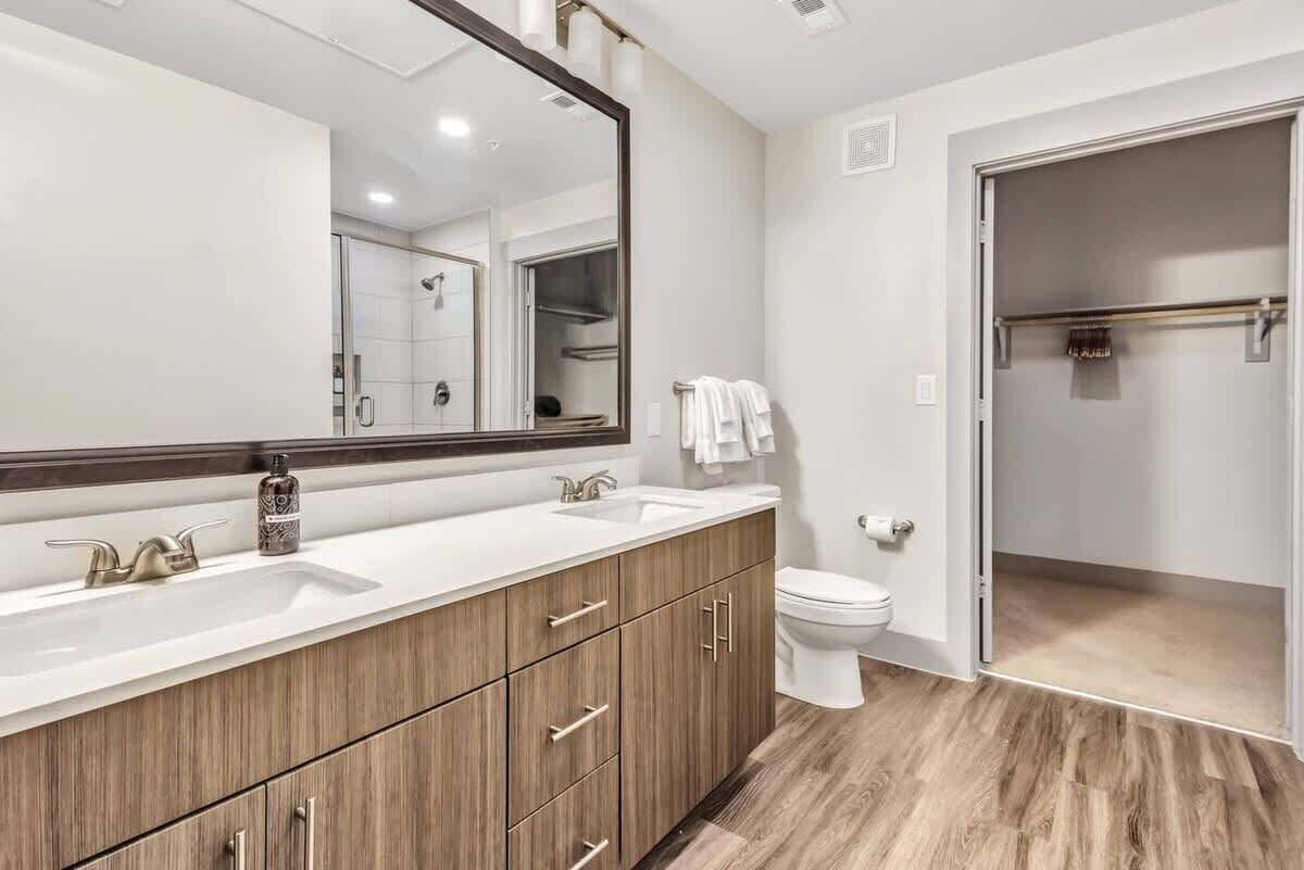 Combined shower/tub, hair dryer, shampoo