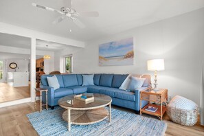 Vila, várias camas, cozinha (1619 Port Villas) | Área de estar | TV