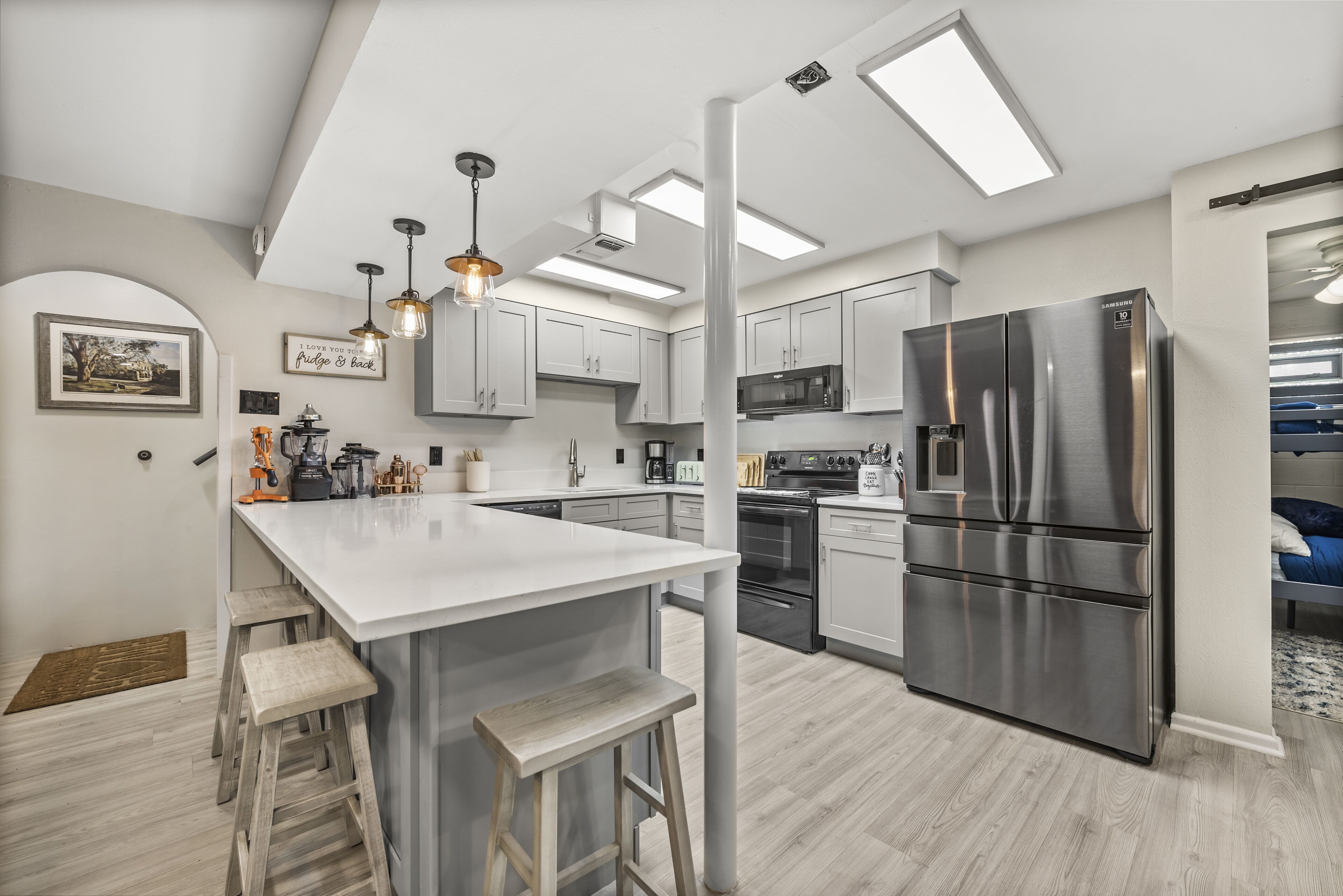 Country Homestead, Private in-ground pool,  sleeps 8, Creekside, lots of parking