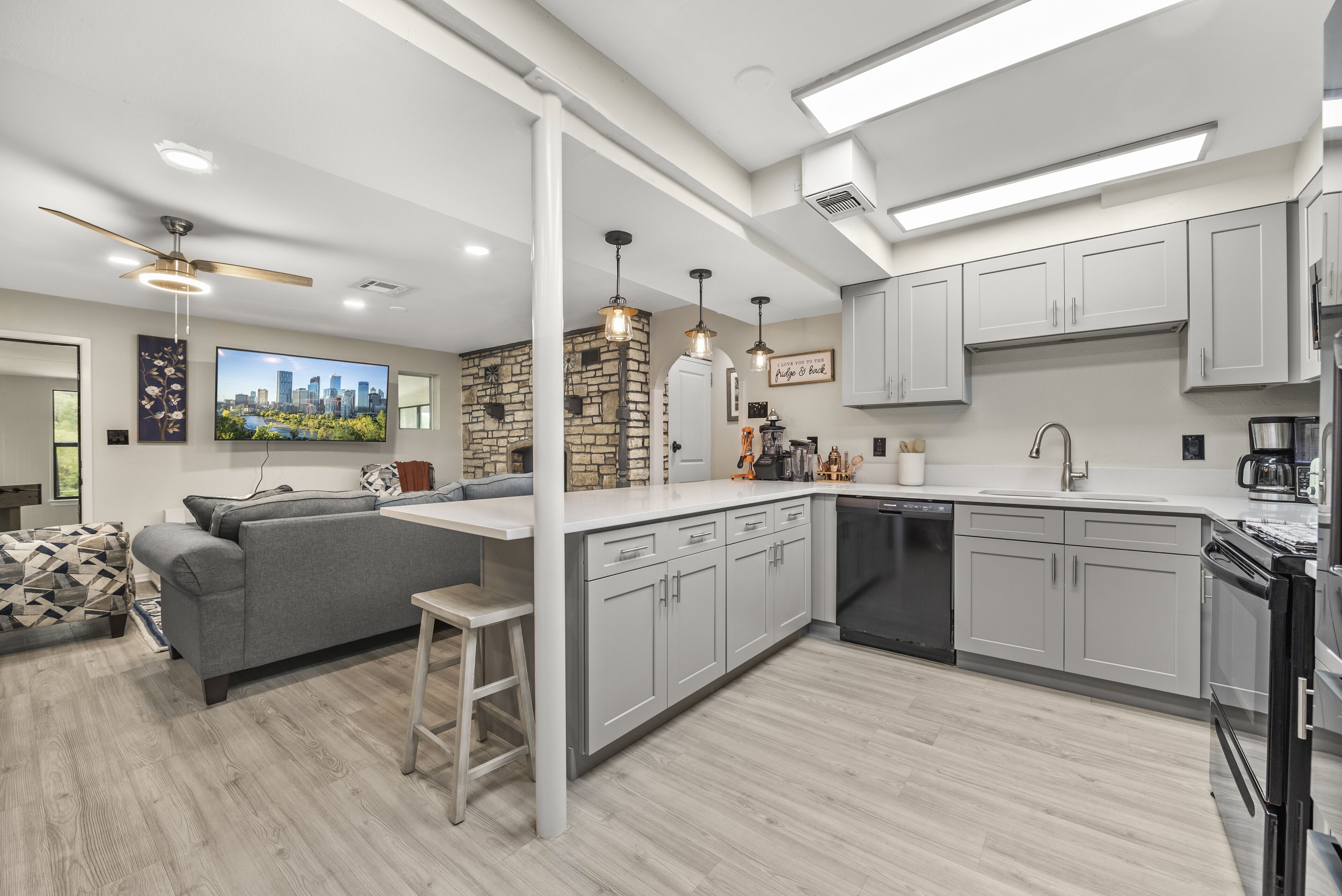 Country Homestead, Private in-ground pool,  sleeps 8, Creekside, lots of parking