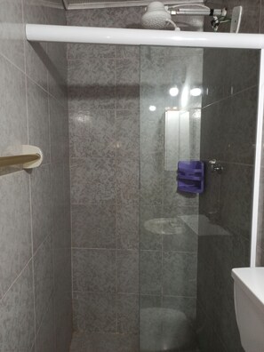Suite | Baño | Regadera y regadera tipo lluvia 