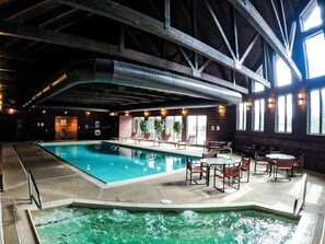 Una piscina cubierta, una piscina climatizada