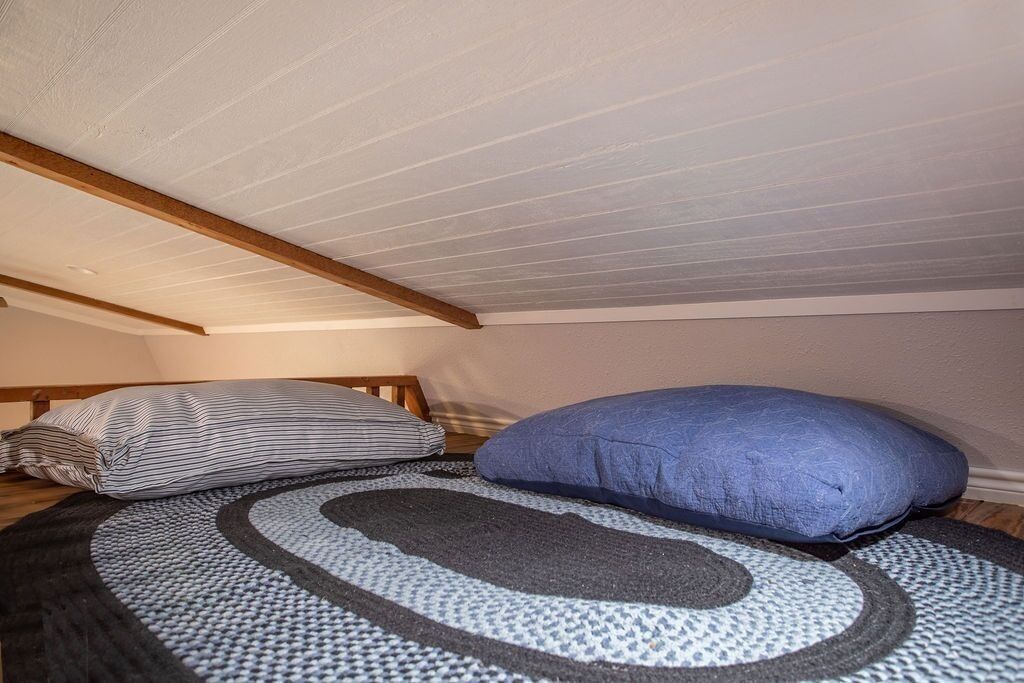 Serene beautiful country cabin on beautiful pond