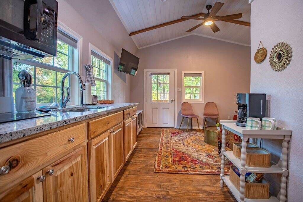 Serene beautiful country cabin on beautiful pond