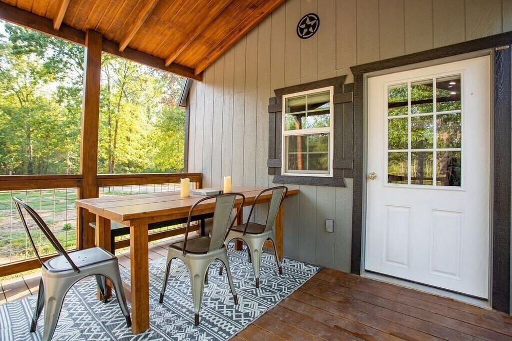 Serene beautiful country cabin on beautiful pond