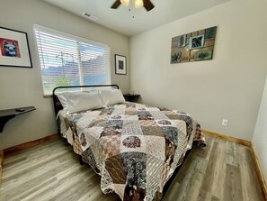 2 bedrooms, iron/ironing board, WiFi, bed sheets - #10 garage, balcony & dog-friendly (Moab)
