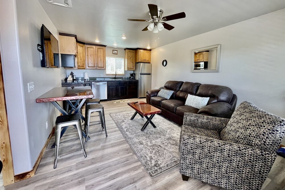 #7 W/Garage and Balcony Close to Hiking Trails