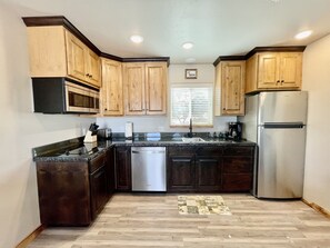 Kühlschrank, Mikrowelle, Herdplatte, Geschirrspüler