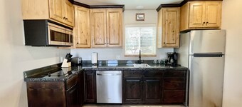 #7 W/Garage, Balcony Close to Hiking Trails