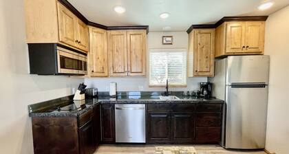 #7 W/Garage, Balcony Close to Hiking Trails