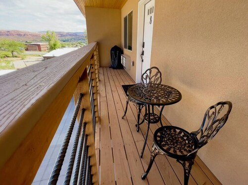 #8 garage, balcony & dog-friendly