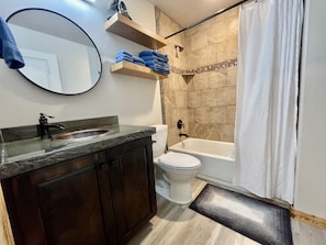Combined shower/tub, hair dryer, towels