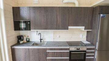 Frigorífico, microondas, lavavajillas y utensilios de cocina