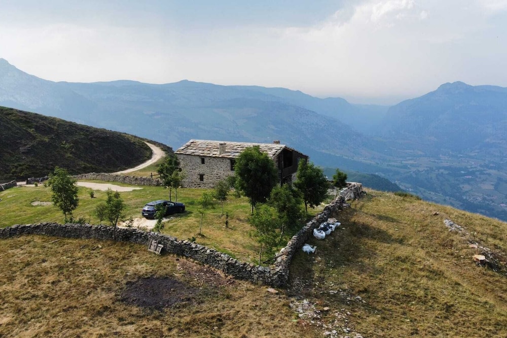 Ecological and self-sufficient cabin with unbeatable views.
