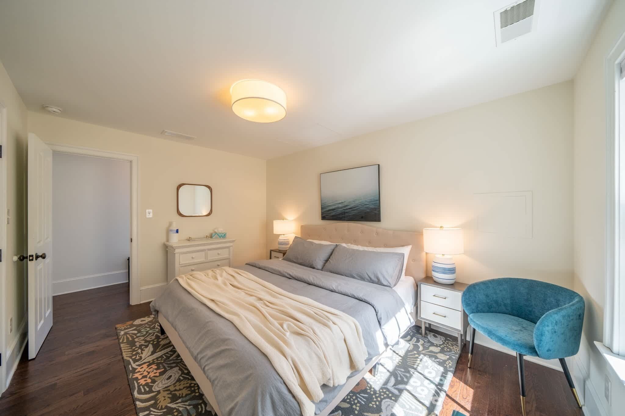 3 bedrooms, desk, iron/ironing board, travel crib
