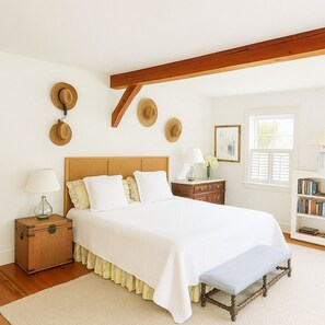 4 bedrooms, desk, iron/ironing board, free WiFi - Lovely Chilmark home on Abel's Hill with private beach, pond, tennis, and trails (Chilmark)