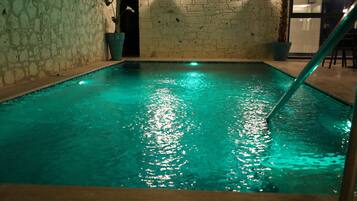 季节性开放的室外游泳池