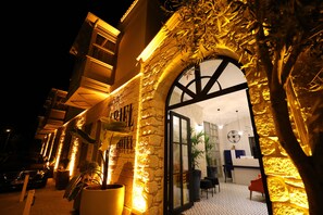 Vista frontal de la propiedad por la tarde o noche