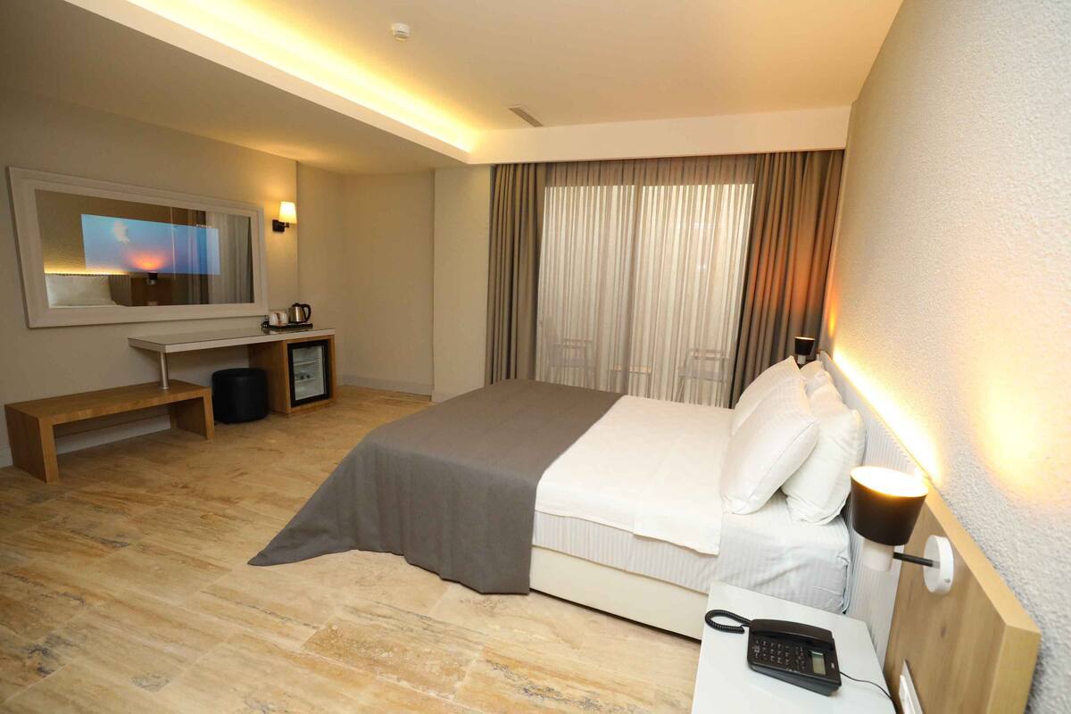 Frette Italian sheets, premium bedding, minibar, desk