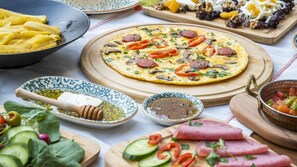 朝食 (オーダー形式)、毎日提供 (無料)