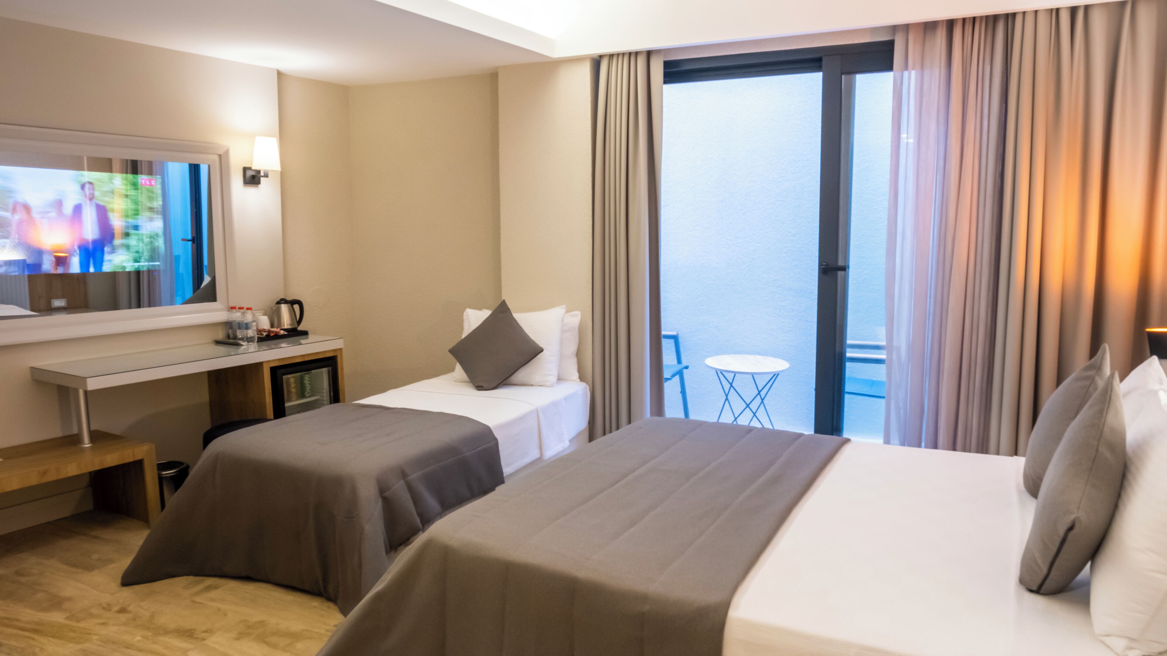 Habitación económica con 2 camas individuales | Sábanas italianas Frette, ropa de cama de alta calidad y minibar 