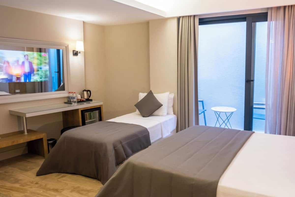 Habitación económica con 2 camas individuales | Sábanas italianas Frette, ropa de cama de alta calidad y minibar