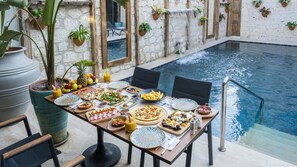 Free daily cooked-to-order breakfast 