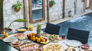 Free daily cooked-to-order breakfast