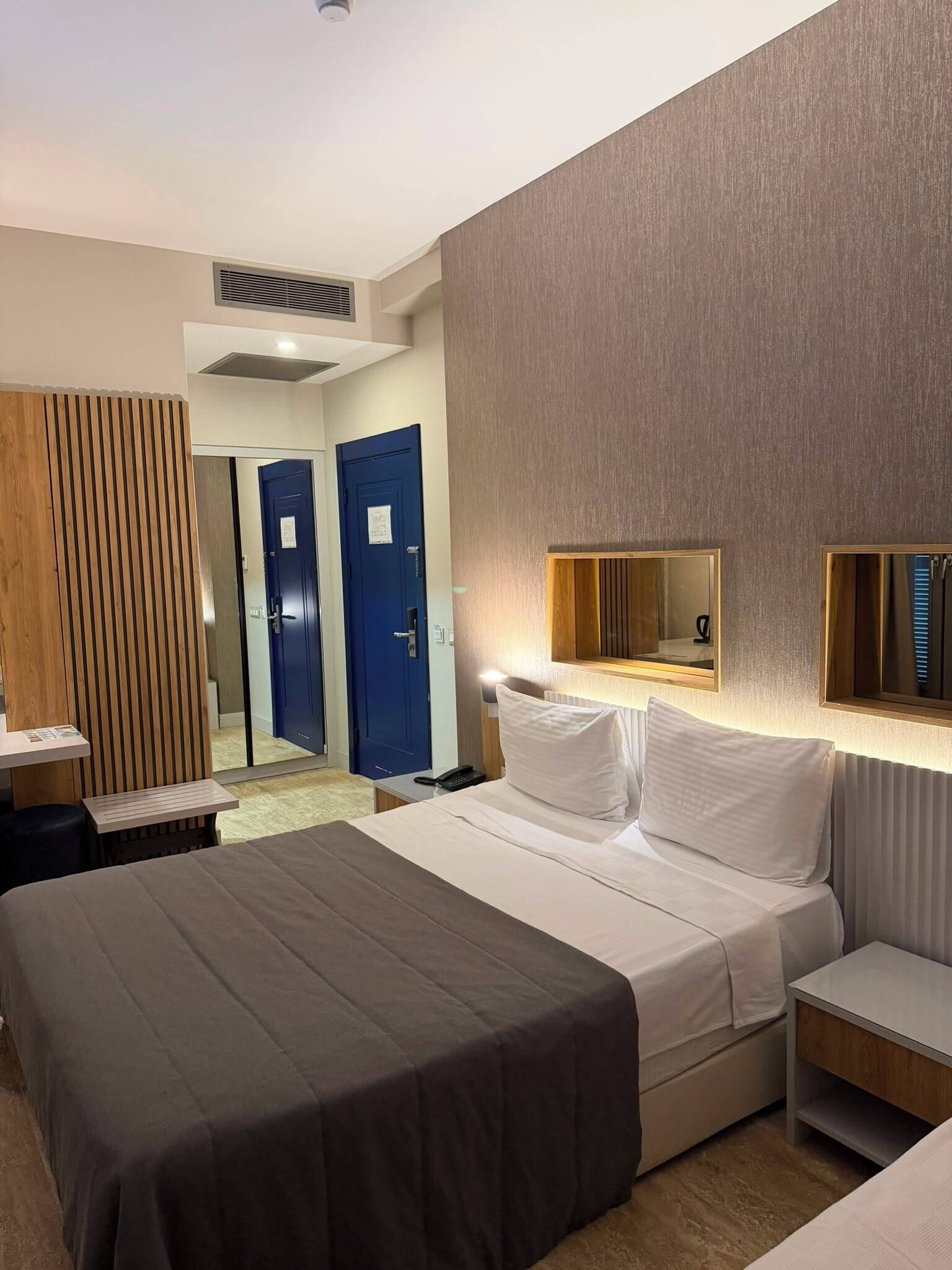 Habitación estándar con 2 camas individuales, vista a la ciudad | Sábanas italianas Frette, ropa de cama de alta calidad y minibar 