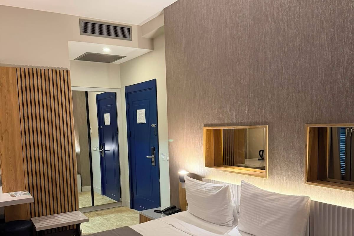 Habitación estándar con 2 camas individuales, vista a la ciudad | Sábanas italianas Frette, ropa de cama de alta calidad y minibar