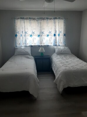 4 habitaciones, escritorio y tabla de planchar con plancha