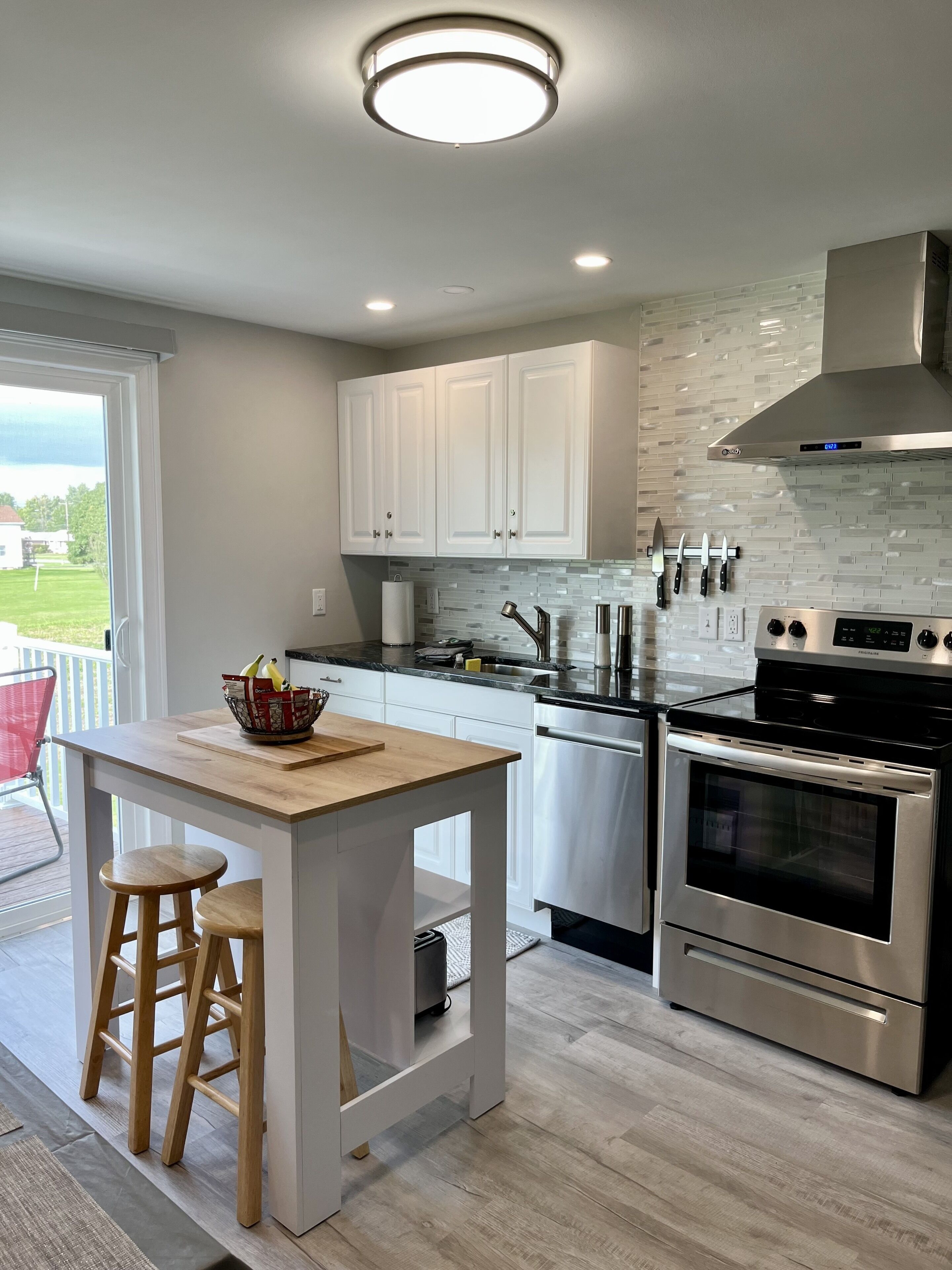 Jääkaappi, mikroaaltouuni, uuni, liesi