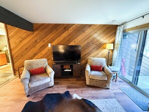 Een televisie, een open haard en boeken