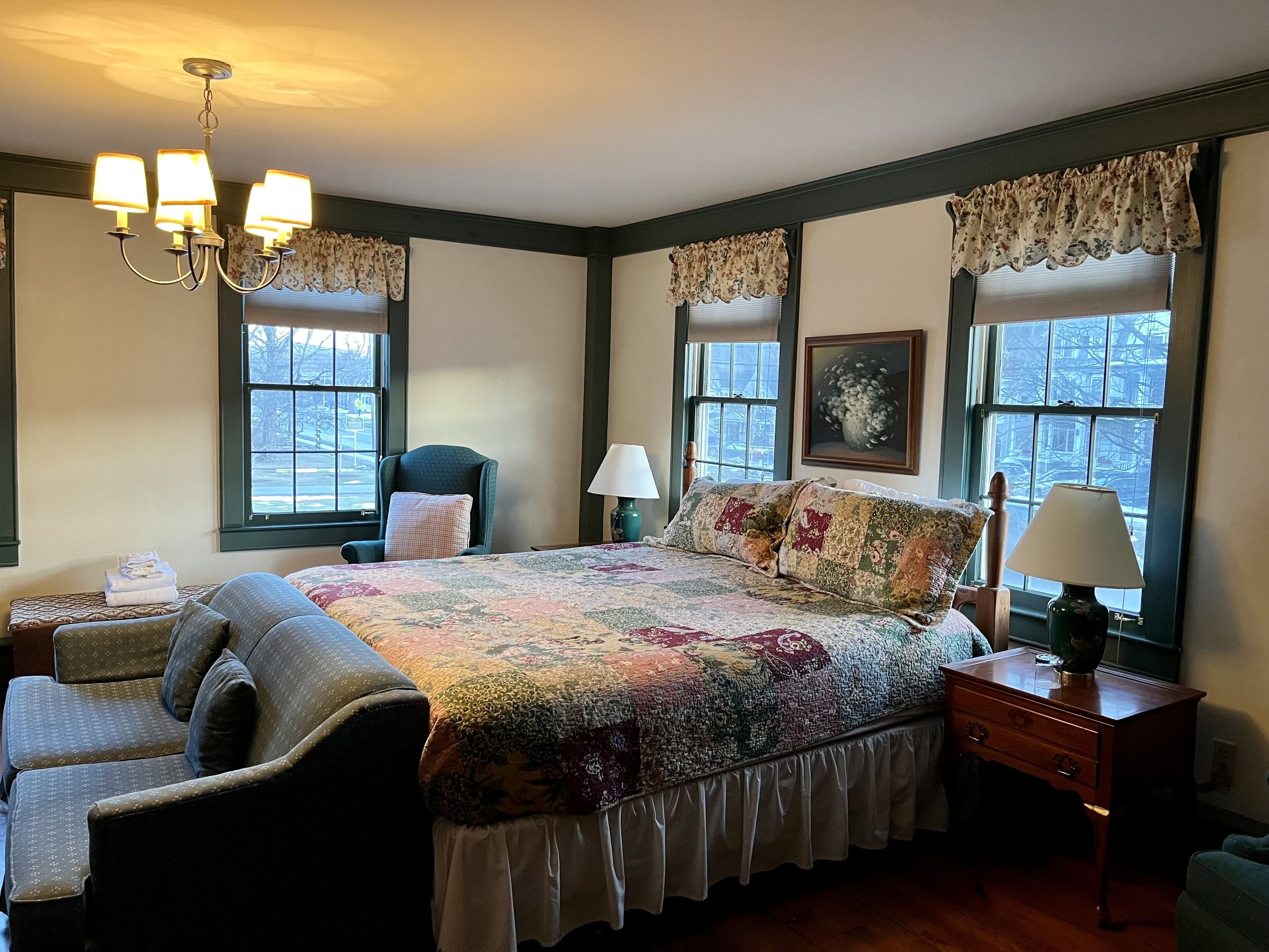 King & Queen Suite in Historic Inn Circa 1780