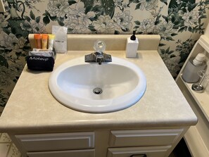 Chuveiro, secador de cabelo, toalhas de banho, sabonete