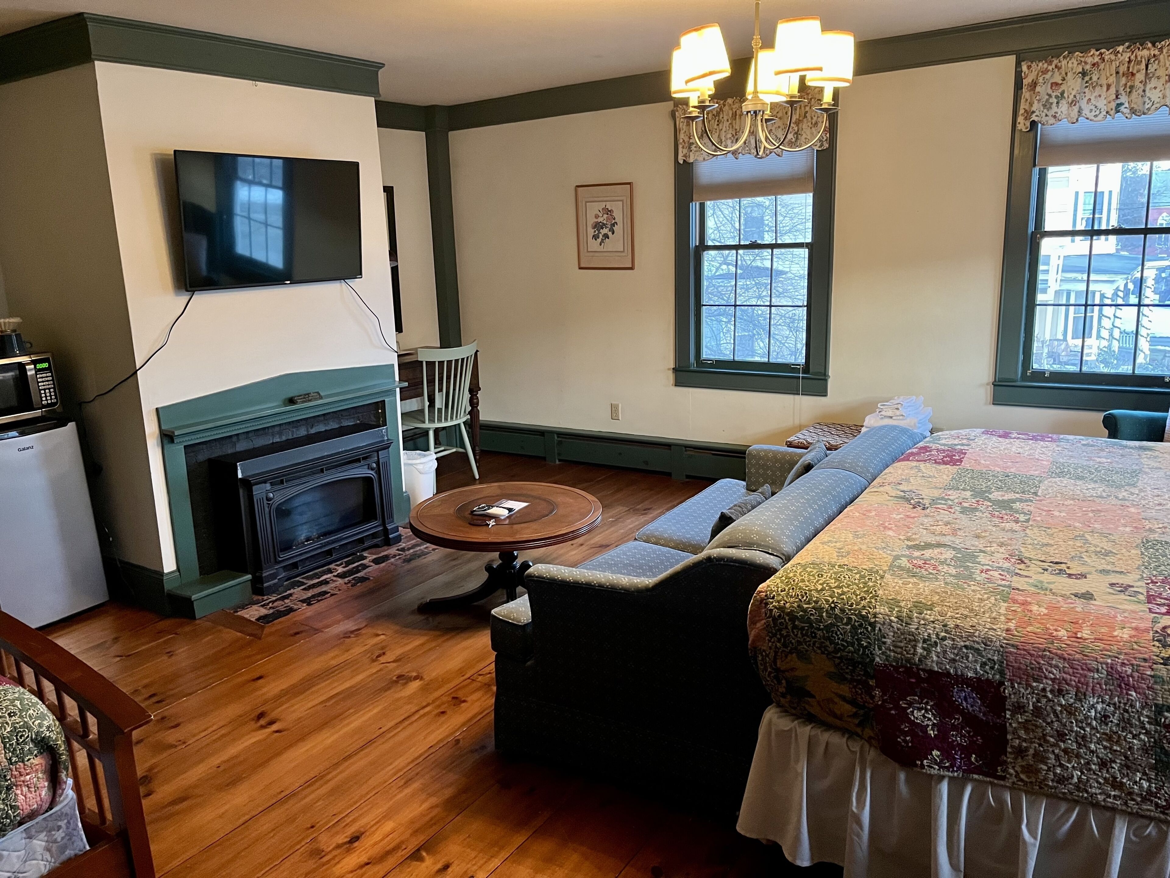 King & Queen Suite in Historic Inn Circa 1780