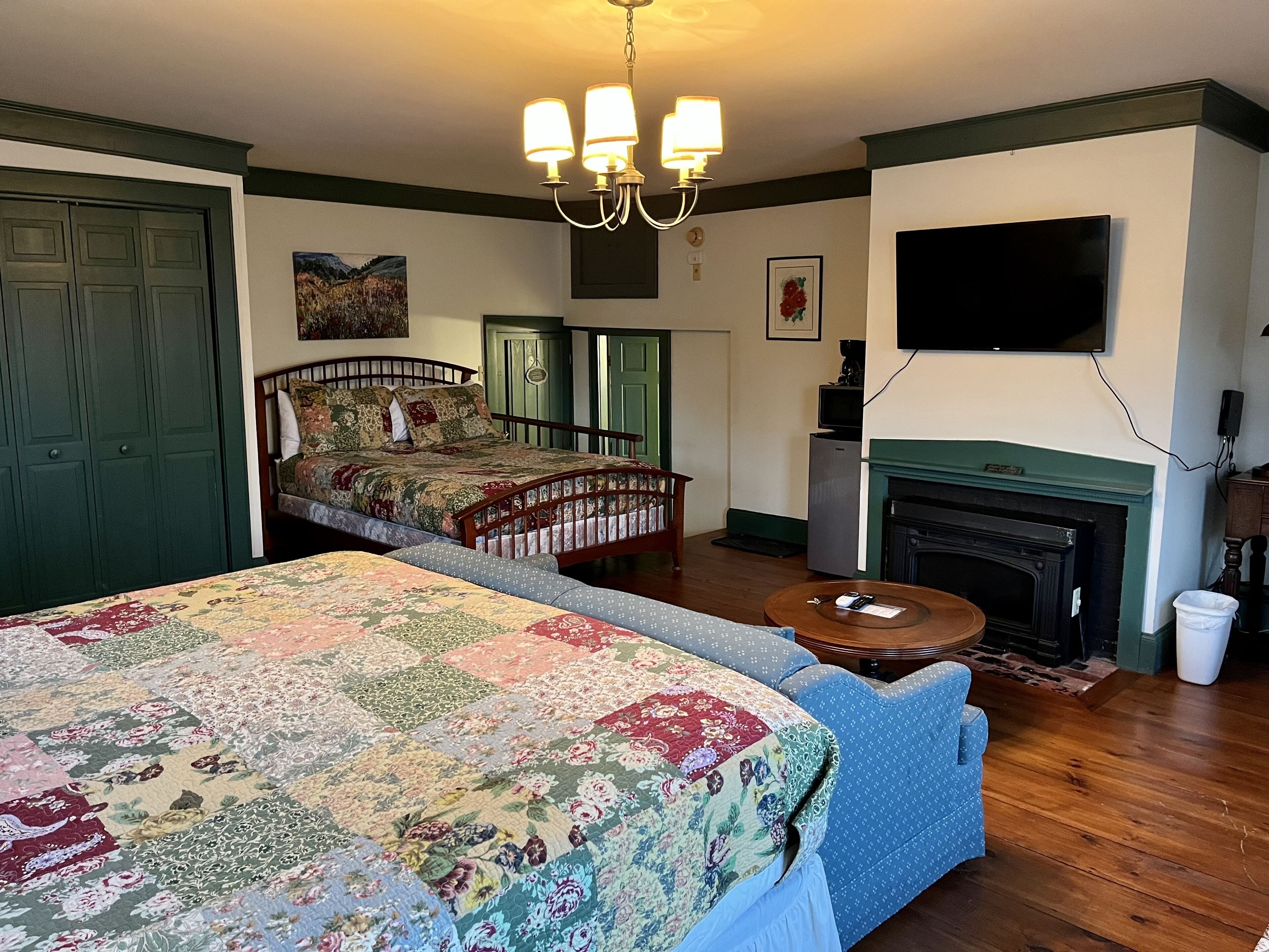 King & Queen Suite in Historic Inn Circa 1780