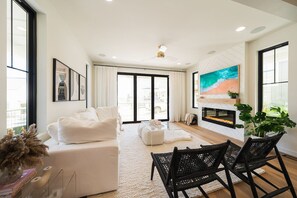 Smart TV, fireplace, books, stereo