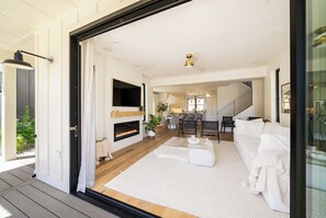 Smart TV, fireplace, books, stereo - Welcome to Coco Chelan at The Lookout at Lake Chelan (Chelan)