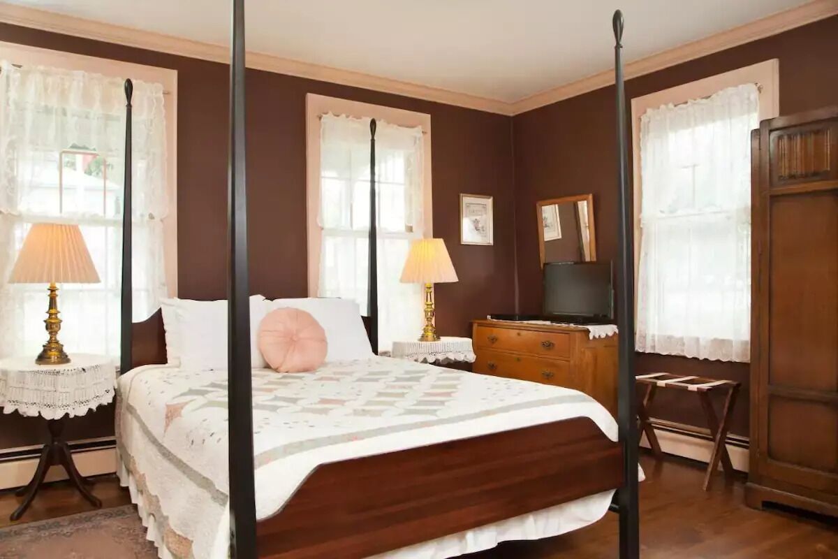 Room in Historic Inn! 20 Minutes to Okemo!