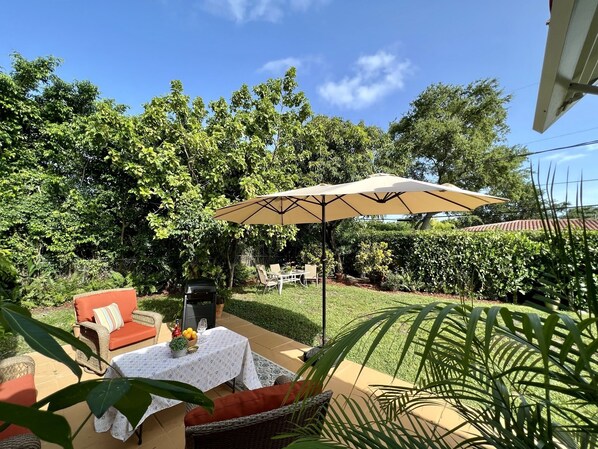 Outdoor dining - Prime Gables Location! Remodeled House w/ large patio (Coral Gables)
