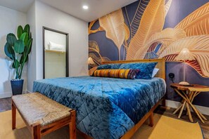 4 habitaciones, escritorio y tabla de planchar con plancha 