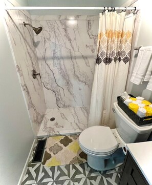 Dusche, Haartrockner, Handtücher, Seife